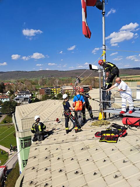 Vorbereitungen fürs Abseilen | Foto: FF Waidhofen/Thaya