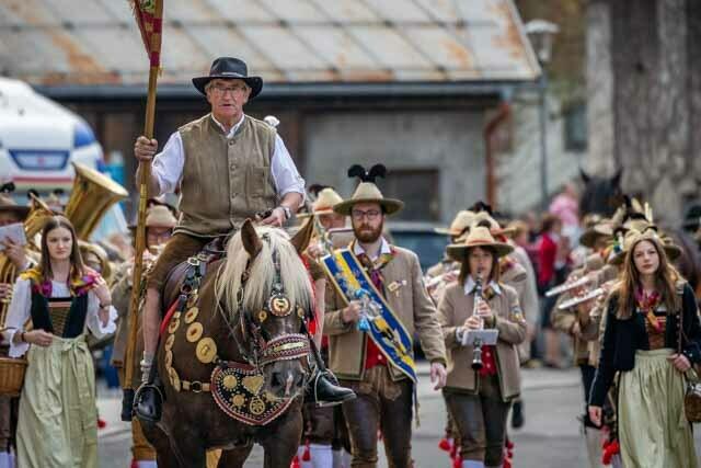 Beim traditionellen Festumzug wurden die Teilnehmer von den vielen Zusehern bestaunt | Foto: Andreas Lutche