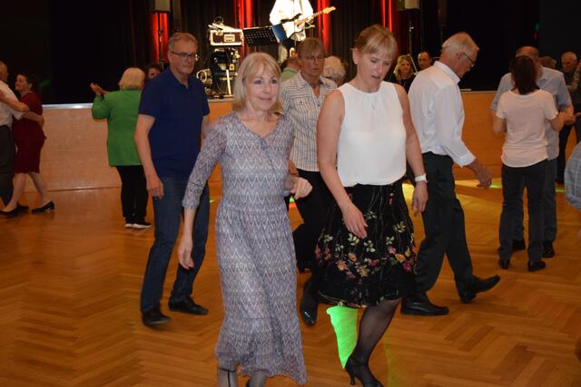 Neben Walzer und Rock'n'Roll tanzten die Gäste auch Linedance. | Foto: Duran