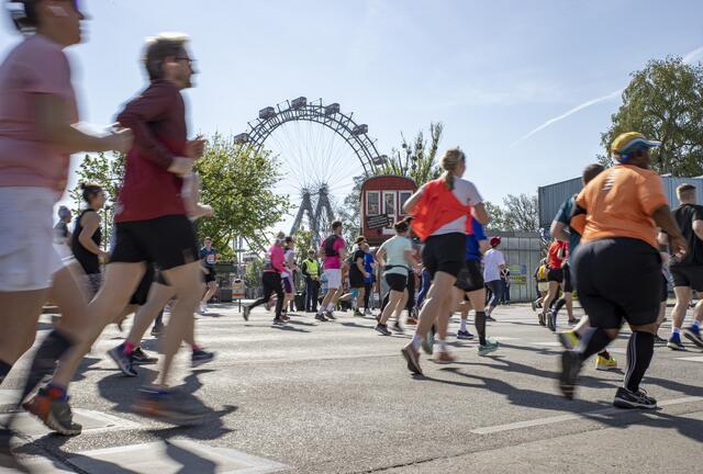Bei sehr guten Wetterbedingungen ging es für rund 9.000 Läuferinnen und Läufer quer durch Wien beim Vienna City Marathon 2023. | Foto:  TOBIAS STEINMAURER / APA / picturedesk.com