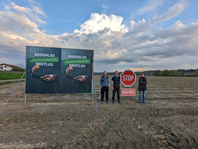 Erich Rainer, Manfred Maurer und Katja Maurer haben den Platz bereits markiert, an dem der Maibaum als Zeichen für Bodenschutz und gegen den Bau der B 68 neu aufgestellt werden soll. | Foto: Privat
