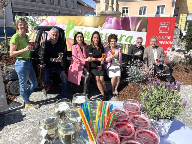 Nach der offiziellen Eröffnung wird mit Spritzer-Variationen auf die Veranstaltung angestoßen.