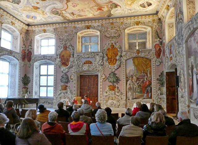 Die Lesung im Bernardisaal des Stiftes war gut besucht, das Interesse der Zuhörer an Scholls Expertise zum Ukrainekrieg groß. | Foto: Josef Köll