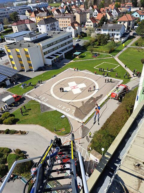 Die drei Haustechniker wurden über die Seilbahn abgeseilt. | Foto: FF Waidhofen/Thaya