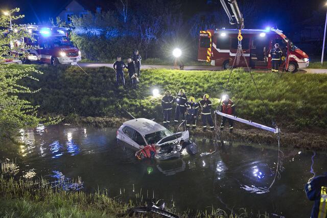 Ein Pkw stand im Wiener Neustädter Kanal. | Foto: Stefan Schneider