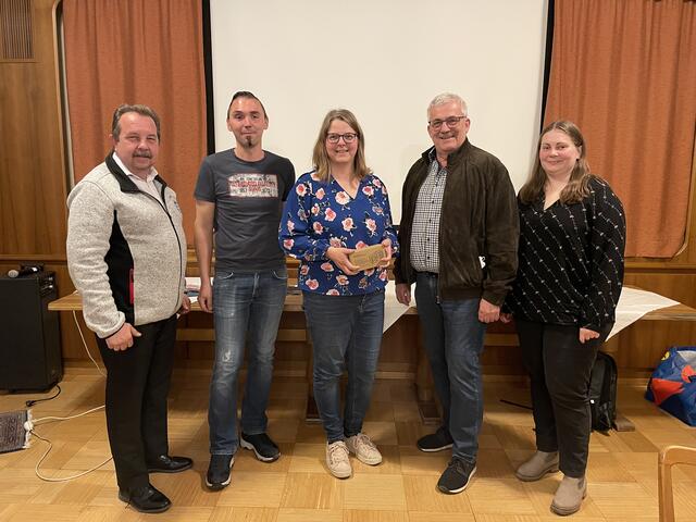 Vortragender Thomas Hauser, Vizebürgermeister Markus Weigl, Facebook-Gewinnspiel Gewinnerin Andrea Sonnleitner mit ihrem neuen Notfallradio, Bürgermeister Gerhard Leeb und UGR Tamara Leeb | Foto: Marktgemeinde Persenbeug-Gottsdorf