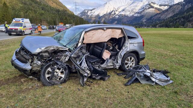 Samstagabend kam es in Heiterwang auf der Ferpassbundesstraße zu einem Frontalzusammenstoß. Eine Fahrerin wurde dabei im Fahrzeug eingeklemmt, die Bergeschere der Feuerwehr Heiterwang kam zum Einsatz. | Foto: Zeitungsfoto.at