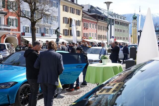 Die zahlreichen BesucherInnen konnten die neuesten Fahrzeugmodelle der jeweiligen Marken besichtigen und sich informieren. | Foto: Palfinger
