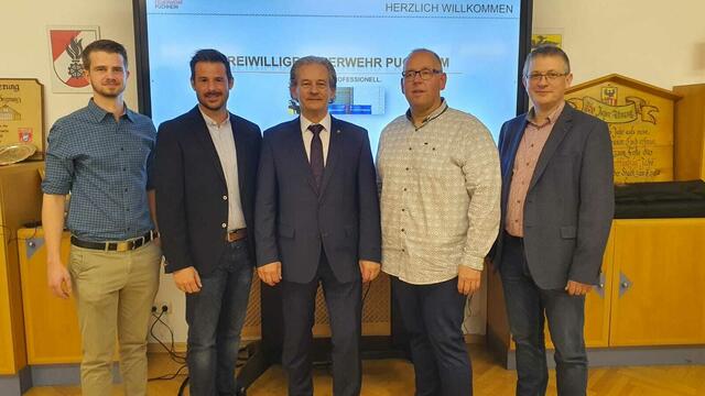 Das neue alte Kommando und Bürgermeister Peter Groiß (Mitte).  | Foto: FF Puchheim