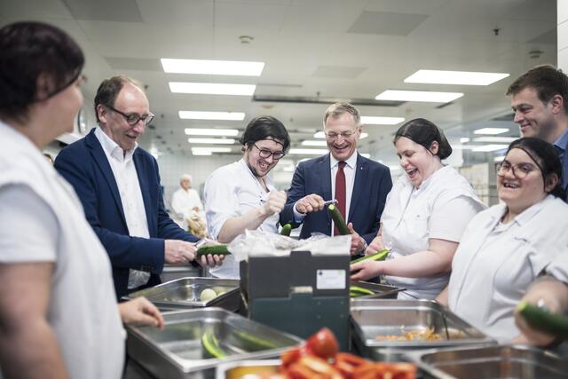 Sozial- und Gesundheitsminister Johannes Rauch, Landeshauptmann Thomas Stelzer und Landesrat Stefan Kaineder (v. l.) mit dem engagierten Küchenteam der Betriebsküche im Landesdienstleistungszentrum | Foto: Land OÖ/Mayrhofer