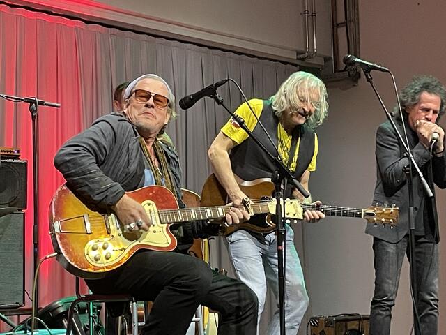 Sie leben den Blues (v.l.): Ian Siegal mit "Sir" Oliver Mally und Hubert Hofherr | Foto: Waltraud Fischer