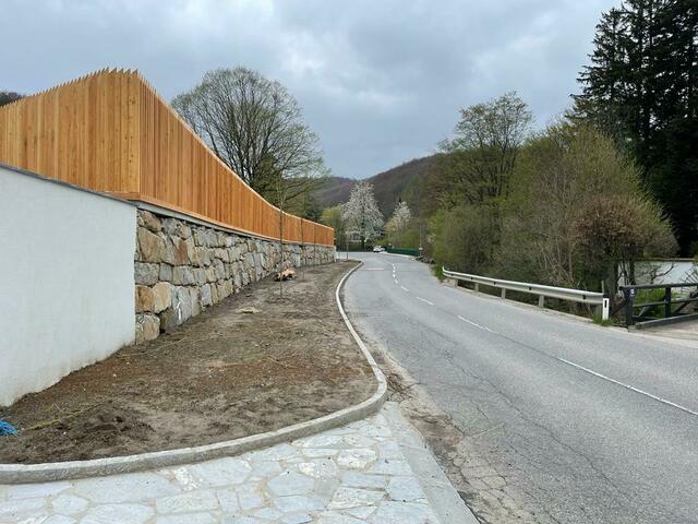 Der Bereich vor dem Anwesen bietet keinen sicheren Gehweg. | Foto: Hahn