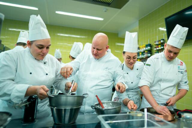 Die Schüler*innen durften mit Stefan Lastin kochen | Foto: Kärnten Werbung
