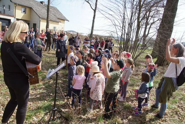 Musikalisch bereichert wurde die Feier von den Kindergartenkindern des Ortes. | Foto: Helmut Eder
