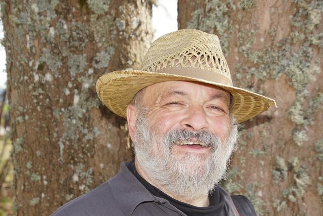  „Besonders für Schulklassen ist der Waldlehrpfad eine wertvolle und aktive Ergänzung zum Lehrplan in Bezug auf Natur- und Umweltschutz´“, so der Obfrau-Stellvertreter des Oberösterreichischen Naturschutzbundes Josef Limberger, der die Tafeln sowohl textlich als auch grafisch gestaltete.  | Foto: Helmut Eder