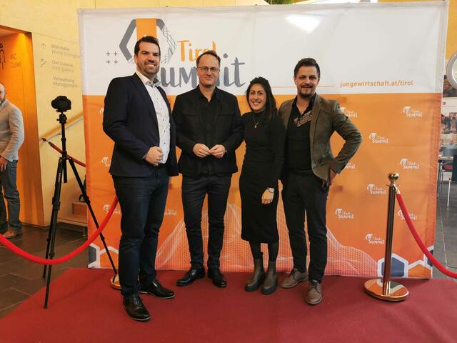 Landesvorsitzender der JW Tirol Dominik Jenewein, Univ.-Prof. Dr. Markus Hengstschläger, Herzlichkeitsbeauftragte und Mitarbeiter:innenflüsterin Mahsa Amoudadashi und JW Landeck Bezirksvorsitzender Patrick Schwarz | Foto: JW Tirol