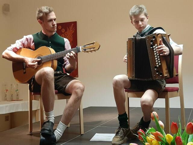 Armin Rabl (li.) und Maximilian Rebhandl (re.) sorgten für eine tolle Unterhaltung beim zweiten Abend des 13. Roßleithner Kulturfrühlings.  | Foto: Privat