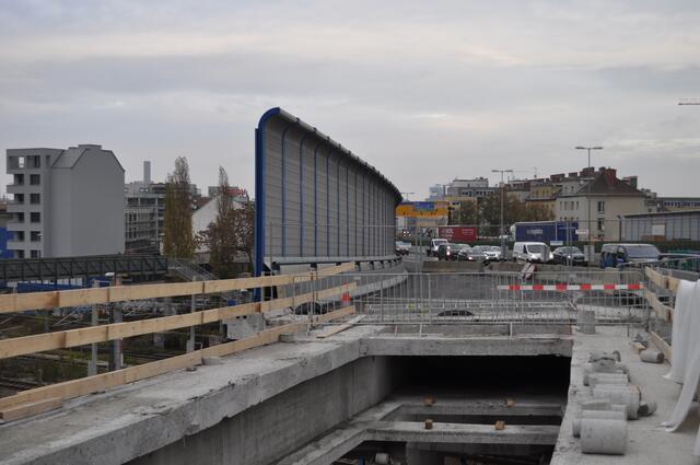 Die sogenannte "gesperrte Ausfahrt Simmering" soll zum begrünten Freizeitareal werden. Entsprechende Pläne dazu wurden am 24. April präsentiert.  | Foto: Asfinag