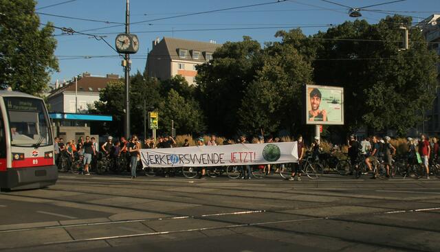 Radeln For Future 6.8.2021 – Kundgebung am Johann-Nepomuk-Berger-Platz für 17. und 18. Bezirk. | Foto: Radeln For Future/Tom Poe Photography“