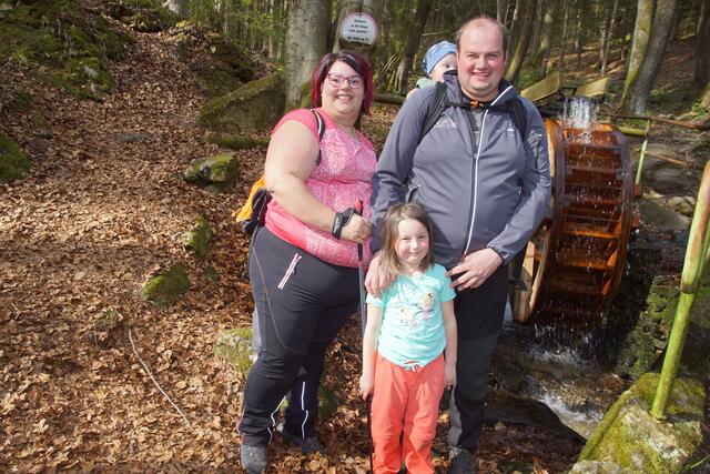 Die Familie Fuchs machte  Rast beim neurenovierten Wasserrad entlang des Weges, das für Kindern ein Highlight entalng des Weges ist.  | Foto: Helmut Eder