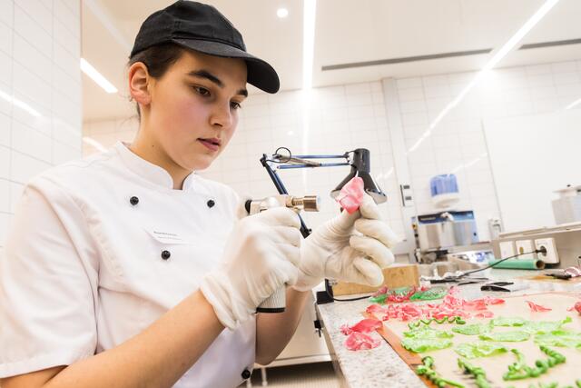 Hochkonzentriert und motiviert arbeiten die Lehrlinge in der Landesberufsschule Bad Gleichenberg mit Lebensmitteln – so wie hier bei den Junior Skills. | Foto: Helmut Lunghammer