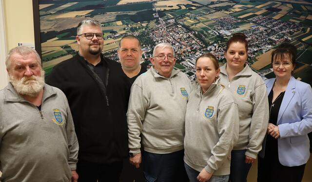 Die Stadtgemeinde Laa an der Thaya mit Bürgermeisterin Brigitte Ribisch gelobt die Berg- und Naturwacht-Mitglieder Hans Rupprecht, Johann Bittmann, Bianca und Stefan Railender sowie Angelika und Karl-Michael Kramer als Feldschutzorgane an. | Foto: Stadtgemeinde Laa