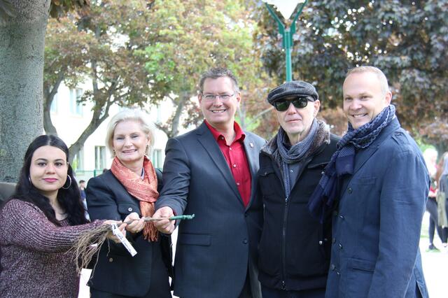 BV Georg Papai und Willi Resetarits beim gemeinsamen Pflanzen einer Weinrebe in der Franklinpromenade im Mai 2019 | Foto: BV21