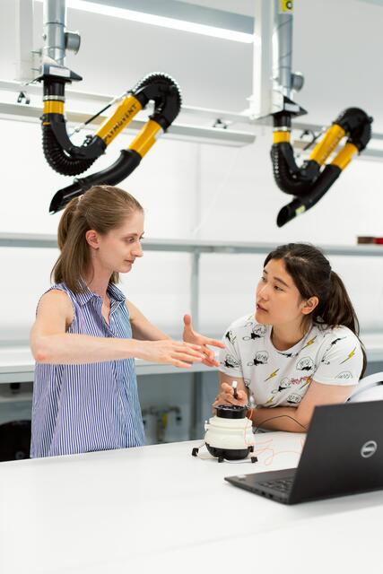 Expertinnen aus technischen Berufen erzählen bei "Girls! Tech Up" über ihre Arbeit.  | Foto: Unsplash / thisisengineering
