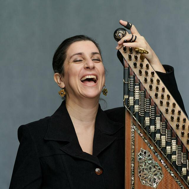 Sofia Labropoulou spielt das Instrument Kanu virtuos. | Foto: Daniel Vegel