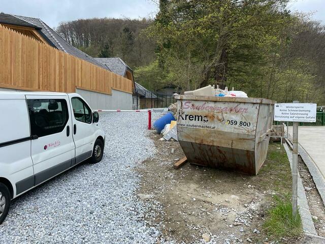 Baumaterial lagert auch heute noch auf der angrenzenden Forststraße sowie der öffentlichen Brücke. | Foto: Hahn