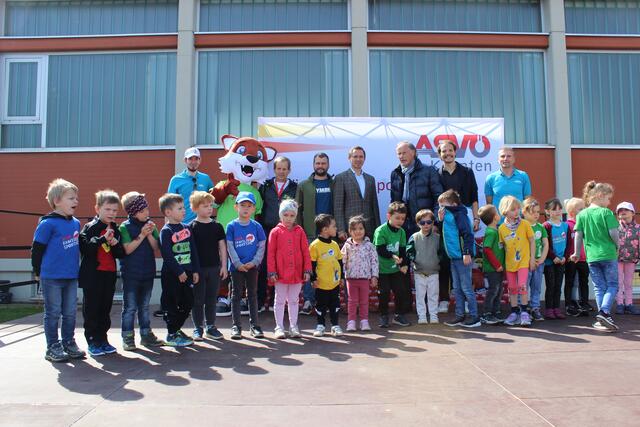 Kajetan Hackel (Assistent Landesverband) FILU ( ASVÖ Maskottchen ), Armin Wasner, Sportreferent der Marktgemeinde St.Paul Michael Pirker, Bürgermeister der Markgemeinde St.Paul Stefan Salzmann, Dr. Christoph Schasché (Präsident des ASVÖ Kärnten), Christian Wasner (Moderator)  Kurt Pobaschnig (ASVÖ Landeskoordinator),  Kinder des Kindergartens St. Paul im Lavanttal (von links) | Foto: ASVÖ Kärnten