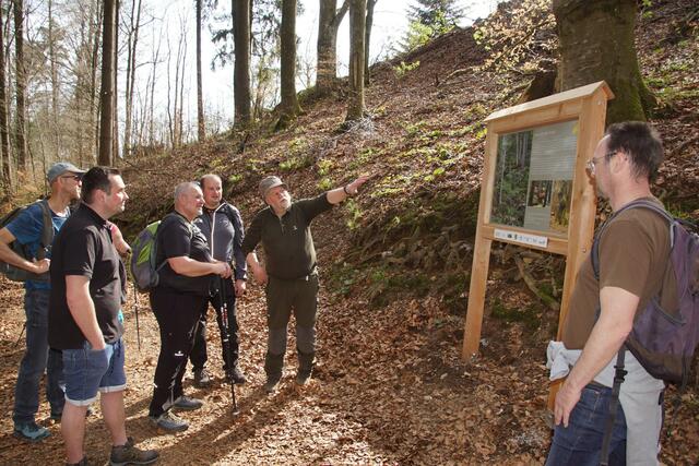 Der Mitinitator Hubert Katzlinger (2v.r.) und Christian Deschka (1.v.r.) vom Naturschutzbund Mühlviertel West führten die Besucher durch den neuen Lehrpfad. | Foto: Helmut Eder