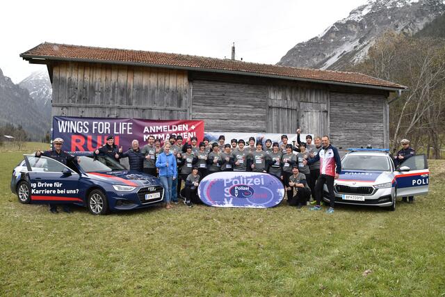 Beim Wings for Life Run am 7. Mai stellt sich auch das Team Polizei Tirol gerne in den Dienst der guten Sache! Im Bild mit Bezirkspolizei-Kdt. Gerhard Niederwieser, Markus Seywald (Lehrer Bildungszentrum Absam) und den Trinser Organisatoren Birgit und Peter Knauseder | Foto: Kainz