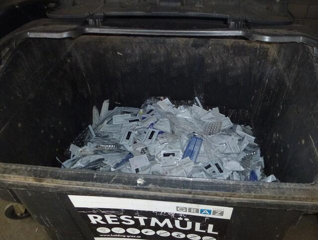 Vermutlich einige Tausend Corona-Tests...
Der Platz in einer Restmülltonne ist schon etwas ungewöhnlich. Das Ablaufdatum war auch noch in weiter Ferne...
