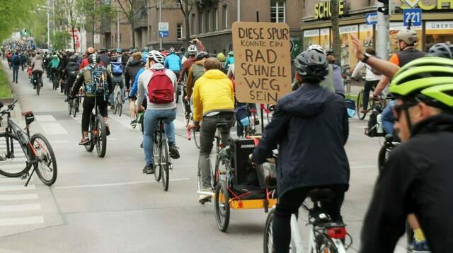 "Radeln For Future" demonstriert regelmäßig für einen Radschnellweg am Gürtel. So auch am 5. Mai, wo sie darauf hinweisen, dass die Radwegoffensive 2023 der Stadt Wien keine Verbesserungen für die 11 Kilometer Landstraße bereithält.  | Foto: Radeln For Future/Tom Poe Photography“