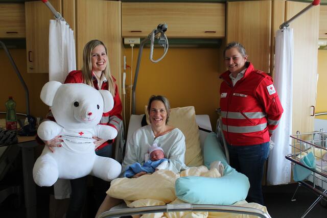 Margarita Kopp, Brigitte Otzlberger mit Markus in den Armen, Michaela Popp | Foto: Foto: RK Atzenbrugg