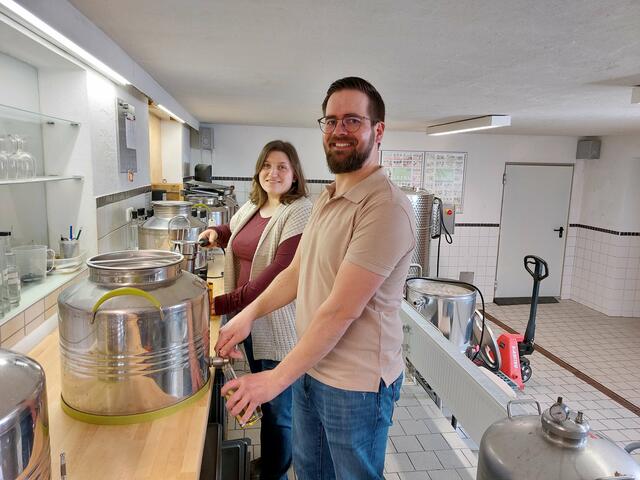 Wolfgang und Sarah Schneider veredeln Obst. | Foto: Holzbauerngut