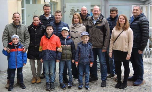 Vertreterinnen und Vertreter der Bürgerinitiative Rohrendorf im Februar 2023. Sie sagen Danke für Unterstützung und Unterschriften. | Foto: BI Rohrendorf