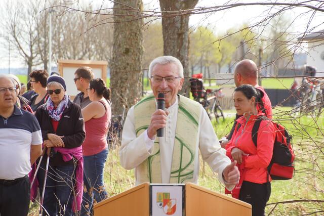Pfarrer Wolfgang Groiss meinte bei der Segnung, dass dieser auch dazu beitrage, „auf die kleinen Dinge in der Natur zu schauen“ und ermahnte gleichzeitig: „Schaut auf eure Natur. Passt auf sie auf, auch im Hinblick auf die Klimakrise.“  | Foto: Helmut Eder
