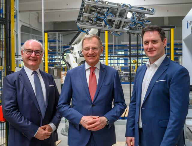Josef Priglinger, Landeshauptmann Thomas Stelzer und Maximilian Priglinger, v. l.  | Foto: Biohort