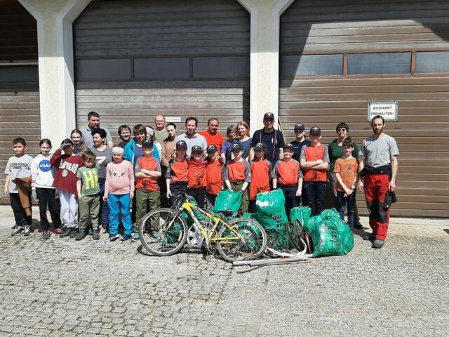 Zahlreiche freiwillige Helferinnen und Helfer waren bei der diesjährigen Müllsammelaktion in Roßleithen mit dabei.  | Foto: Pawluk