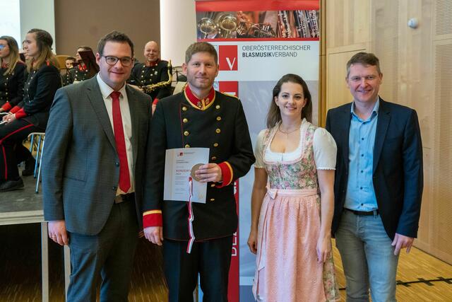 v.l.n.r. Thomas Asanger, Susanne Hager und Hermann Pumberger bei der Überreichung von Urkunde und Wertungsmedaille an Kapellmeister Philipp Buttinger (Stadtkapelle Grieskirchen)
Terminaviso „Eröffnung des Hauses der Musik“ in Grieskirchen: Fr, 23. – So, 25.06.2023

 | Foto: | Foto: ©Christoph Mühlböck