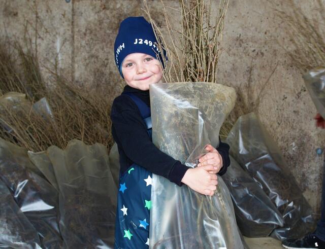 Auch die Kleinsten packten kräftig mit an. | Foto: RegionalMedien