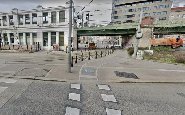 Einige Radwege am Gürtel sind zu schmal, wie die Aktivisten und Aktivistinnen kritisieren. Hier ein Streifen nahe der U6-Station Josefstädter Straße. | Foto: Google Maps/Screenshot