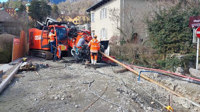 Die Bohrmaschine für die Düker wird vom Ufer aus gesteuert.  | Foto: IKB