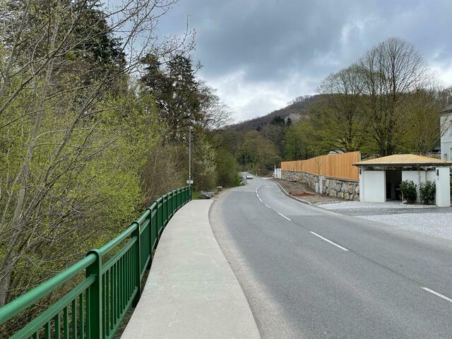 Auf der anderen Seite reicht die Fahrbahn direkt an die Bachböschung. | Foto: Hahn