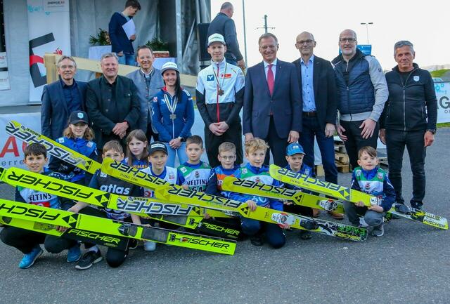 Franz Schiefermüller (Präsident Sportunion OÖ), Bernhard Zauner (Vizepräsident LSVOÖ, Präsident UVB Hinzenbach), Klaus Kumpfmüller (Präsident LSVOÖ), Jacqueline Seifriedsberger, Michael Hayböck, LH Thomas Stelzer, Bgm. Wolfgang Kreinecker, Landessportdirektor Gerhard Rumetshofer, Hans Wiesinger (Trainer UVB Hinzenbach)  | Foto: UVB/Dietmaier