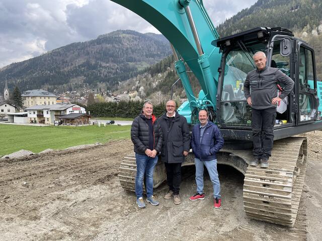 Baureferent Bertram Mayrbrugger, Treffens Bürgermeister Klaus Glanznig und Christof Seymann von der Wildbach- und Lawinenverbauung (von links) besuchten die Arbeiter, die gerade den riesigen Geröllhügel bei der Glühalm beseitigen. | Foto: MeinBezirk.at