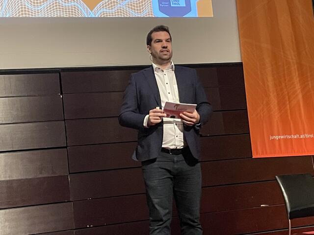 Landesvorsitzender der JW Tirol Dominik Jenewein begrüßt alle anwesenden Unternehmer und Unternehmerinnen sowie Interessierte. | Foto: Elisabeth Neuner