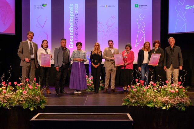 Die Oberkärntner Erfolgsprojekt-Gemeinden des Gesundheitslandes Kärnten Heiligenblut, Obervellach, Gmünd und Oberdrauburg. V.l.n.r. (Bürgermeister Martin Lackner (Heiligenblut) mit Mitarbeiterin, Bürgermeister Arnold Klammer (Obervellach), Gesundheitsreferentin Dr.in Beate Prettner, Sarah Pucker, BA MA, Vizebürgermeister Philipp Schober, BSc, Elisabeth Pak, Mitarbeiterinnen und Bürgermeister Stefan Brandstätter (Oberdrauburg)) | Foto: Hannes Pacheiner (Gesundheitsland Kärnten)